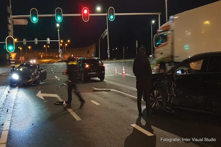 Automobilist vlucht na botsing in Oostzaan