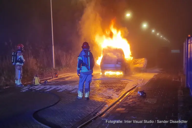 Auto gaat in vlammen op in Assendelft