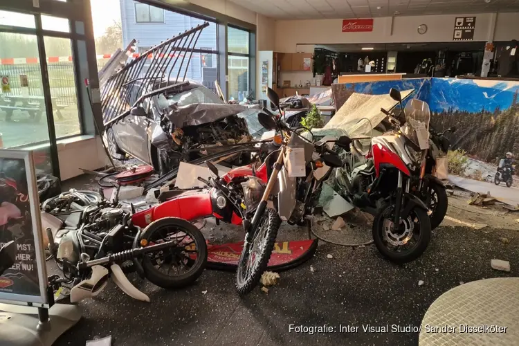Auto rijdt motorzaak binnen in Wormerveer, ravage enorm