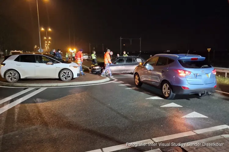 Aanrijding op N-weg in Wormerveer, één gewonde naar ziekenhuis