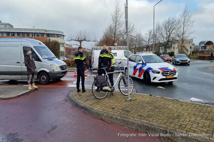 Fietser gewond bij rotonde in Wormer