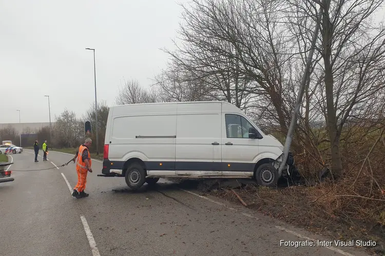 Dronken bestelbusbestuurder rijdt tegen paal in Westzaan