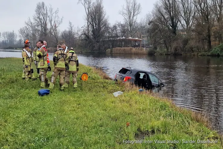 Auto te water ter hoogte van parkeerplaats A8 bij Oostzaan