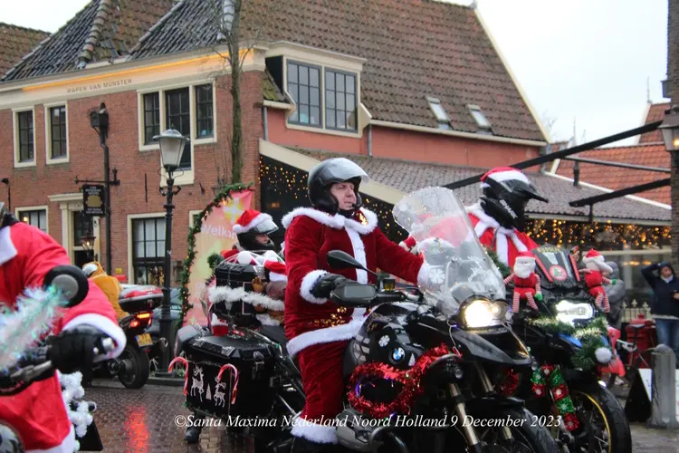 Kerstmannen- en vrouwen op de motor voor kinderen met kanker