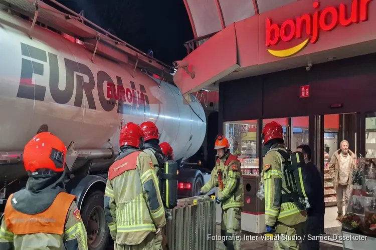 Vrachtwagen rijdt tegen tankstationwinkeltje in Koog aan de Zaan