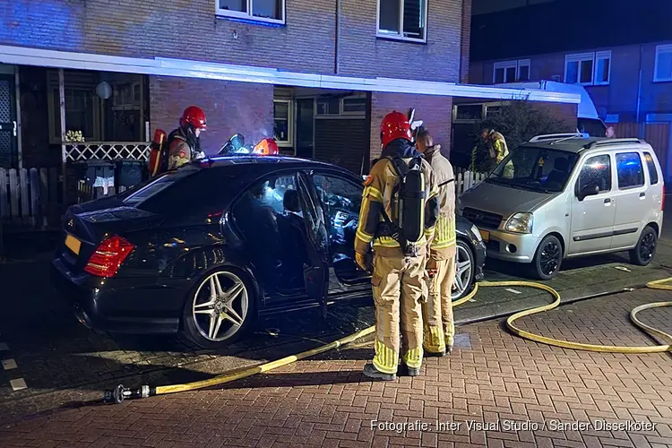 Auto in brand in Zaanse wijk Peldersveld