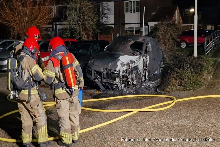 Auto door brand verwoest in Assendelft