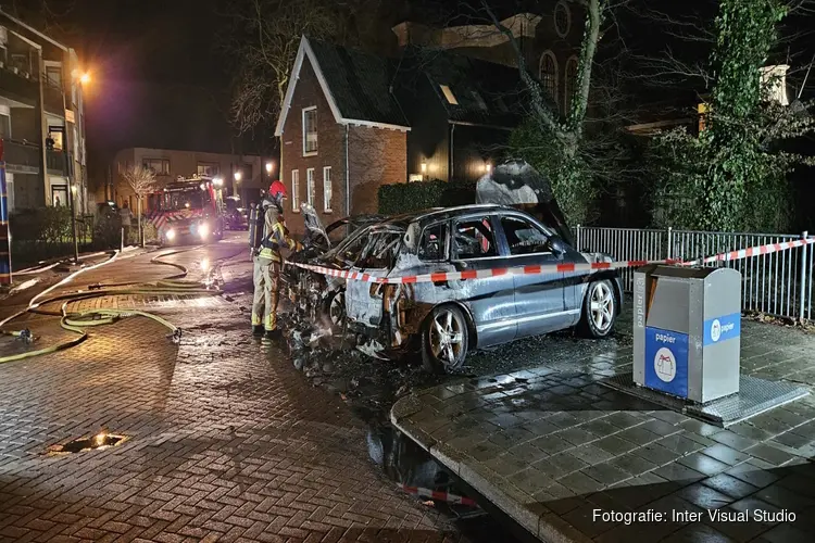 Drie auto's in brand in Westzaan