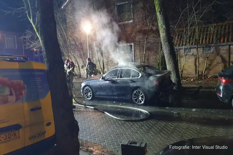 Auto in brand aan Rederstraat te Zaandam