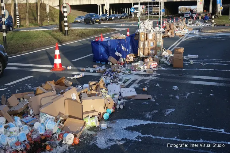 Albert Heijn-vrachtwagen verliest lading in Oostzaan