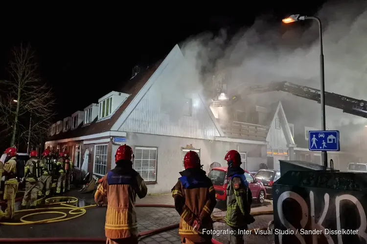 Grote brand in Koog aan de Zaan, tien woningen ontruimd