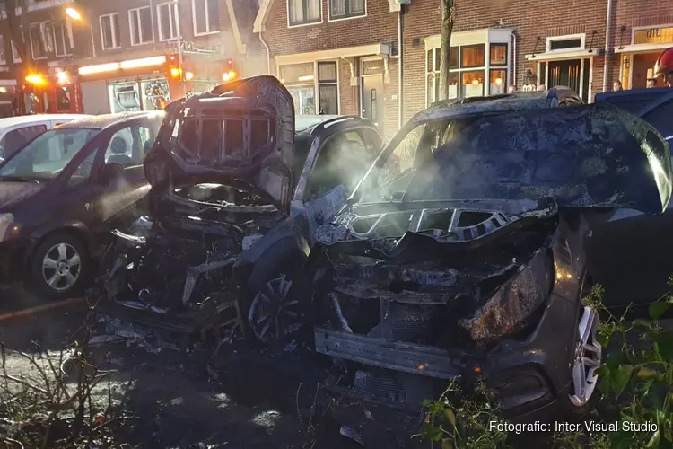 Drietal auto's beschadigd door brand in Zaandam