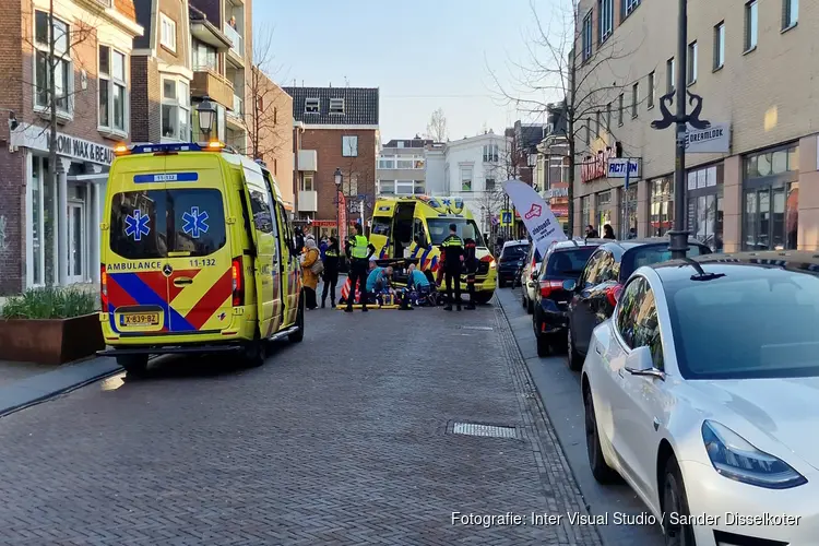 Scooterrijder gewond in drukke winkelstraat Zaandam