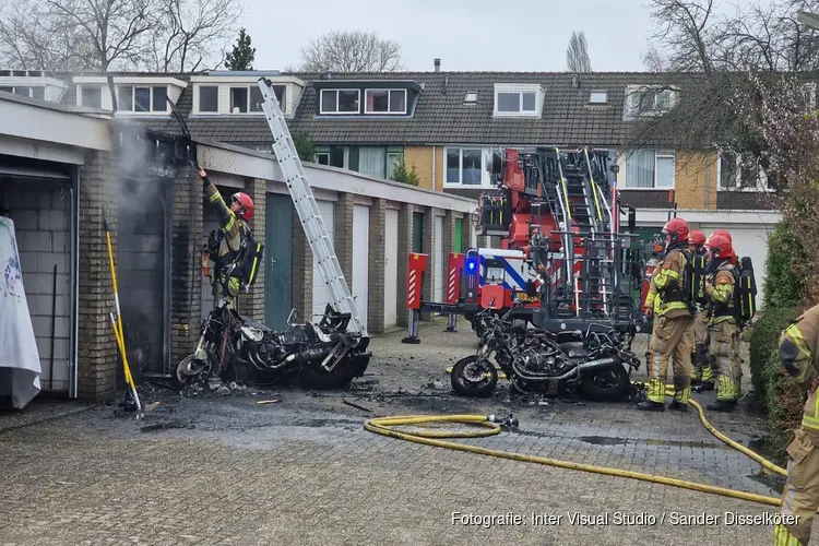 Brand in garagebox in Zaandam: rook vanaf snelweg te zien