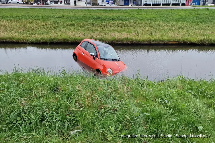 Handrem vergeten: auto te water gereden