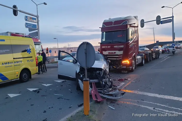 Auto en vrachtwagen botsen in Zaandam, één gewonde