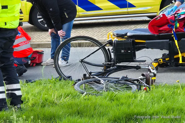 Automobilist rijdt fietsster aan in Zaandam