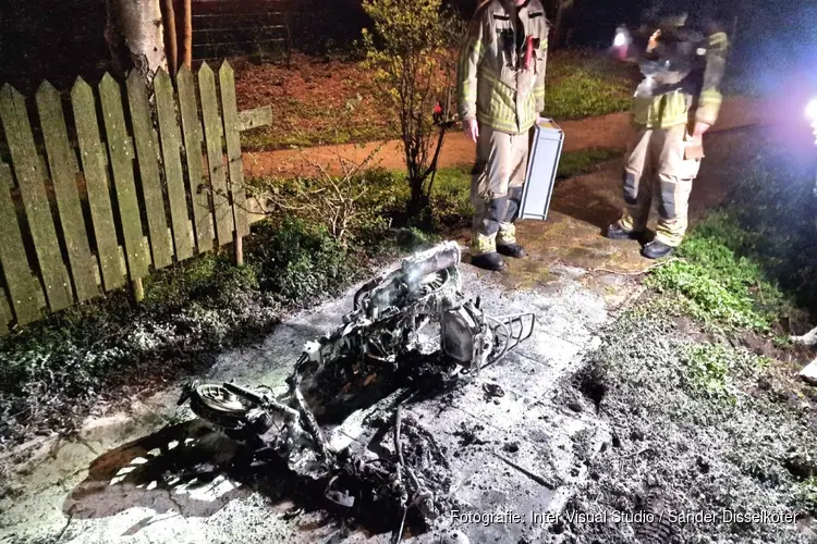 Scooter door brand verwoest aan Westzijderveld in Zaandam