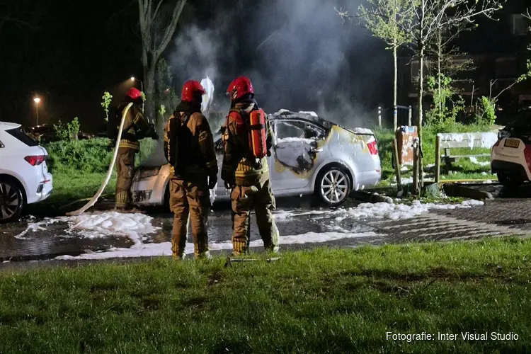 Auto door brand verwoest aan Martin Luther Kingweg in Zaandam