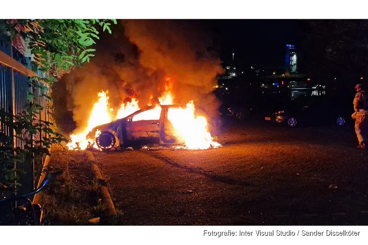 Auto in brand achter leegstaand pand in Koog aan de Zaan