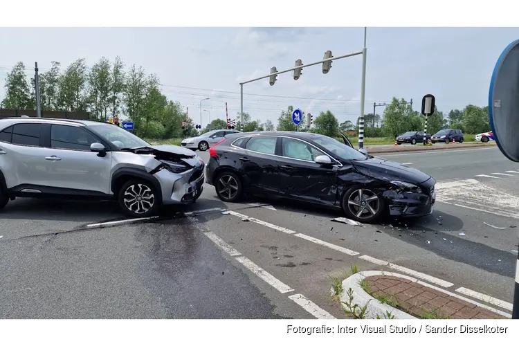 Ongeval op kruising in Krommenie: twee gewonden
