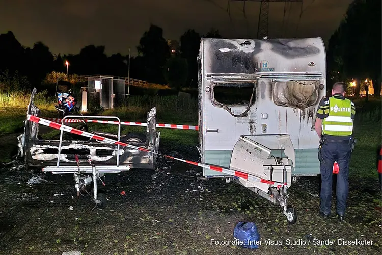 Twee caravans in brand in Zaandam