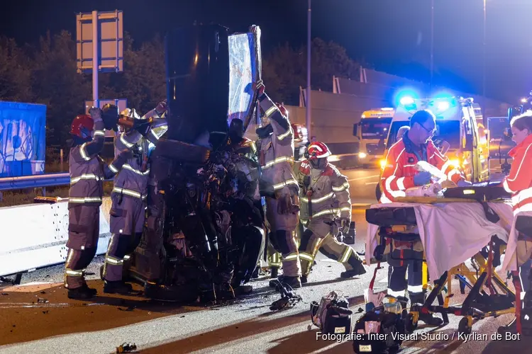 Twee zwaargewonden na aanrijding met pijlwagen op de A8 bij Oostzaan