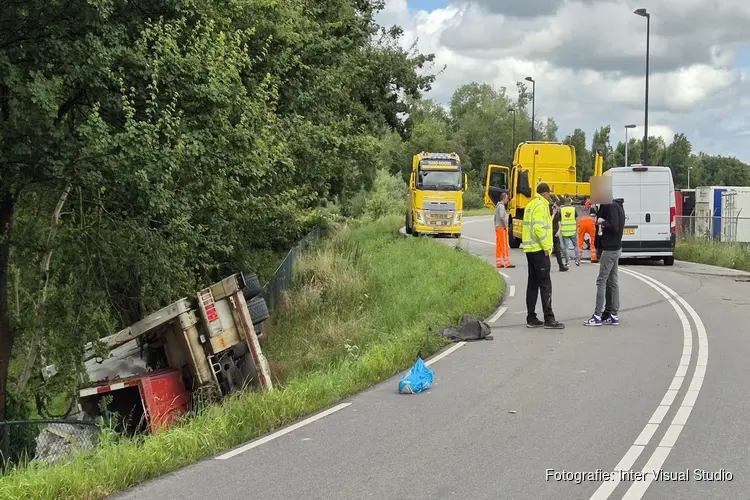 Vrachtauto rijdt van Noorder IJ- en Zeedijk in Zaandam