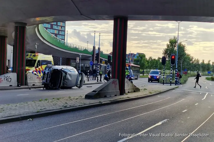 Auto op zijn kant na ongeval in Zaandam