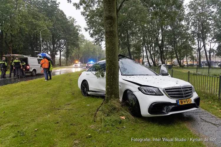 Peperdure Mercedes tegen boom in Zaandam