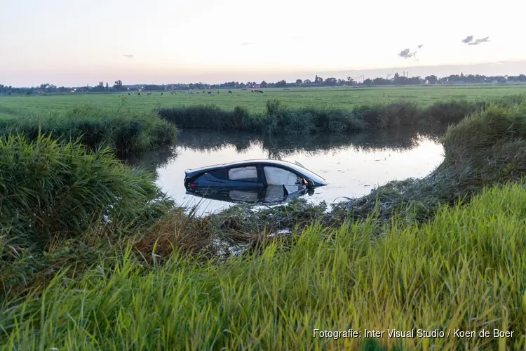 Auto te water langs Zaandammerweg in Assendelft