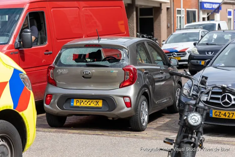 Fatbiker rijdt tegen achterkant auto in Krommenie