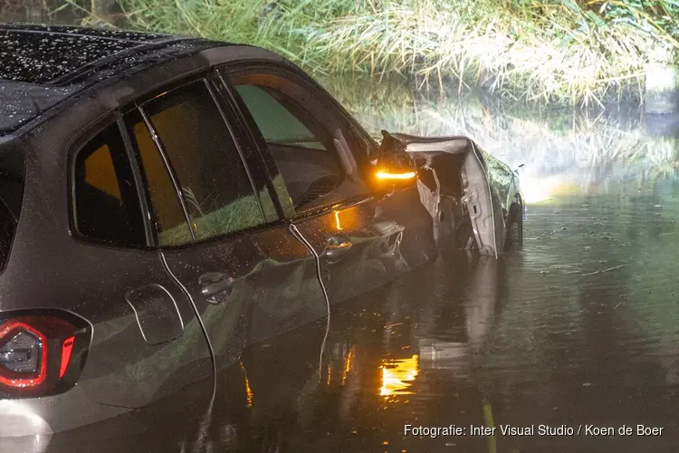 Peperdure auto te water langs A7 bij Wijdewormer