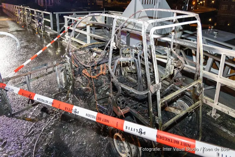 Brommobiel in brand op brug bij jachthaven in Zaandam