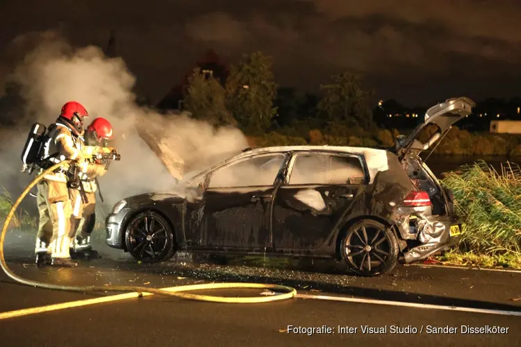 Auto vliegt in brand op N246