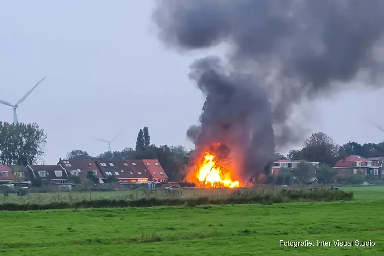 Brand in schuur langs Westzanerdijk in Zaandam