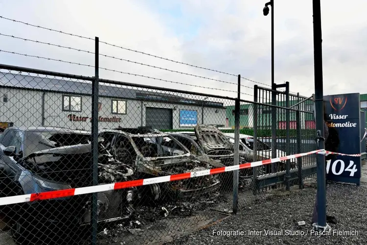 Meerdere auto's door brand verwoest bij Zaans garagebedrijf