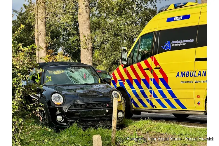 Scooterrijder aangereden in Westzaan: barst in voorruit