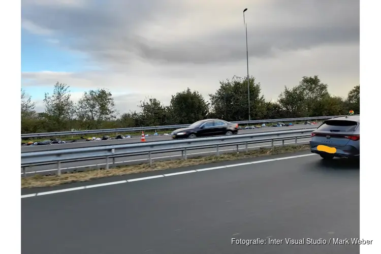 Vrachtwagen verliest lading op A8 Oostzaan / Zaandam