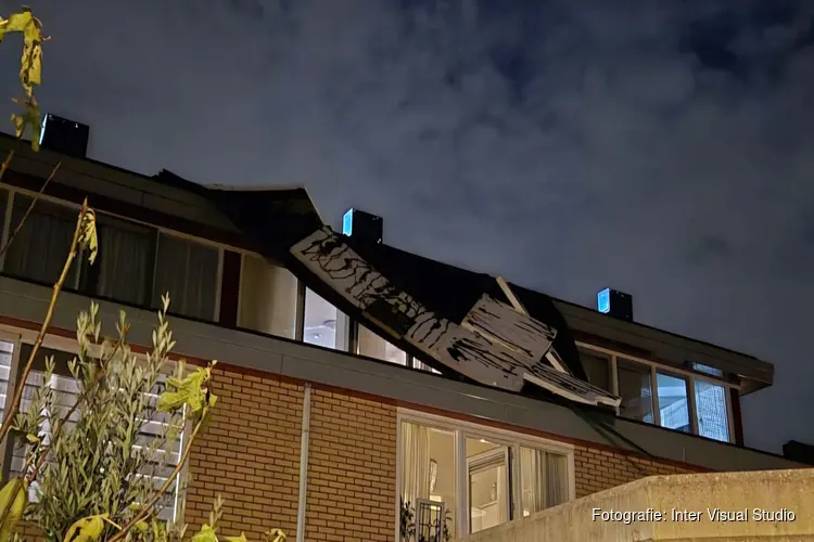 Dak van woning afgewaaid aan Haya van Somerenstraat in Zaandam