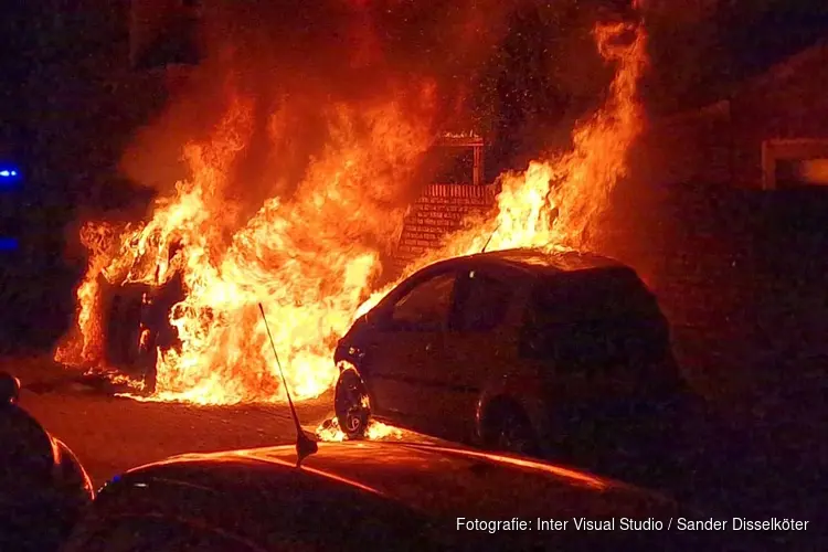 Auto's in brand aan Dijkland in Assendelft