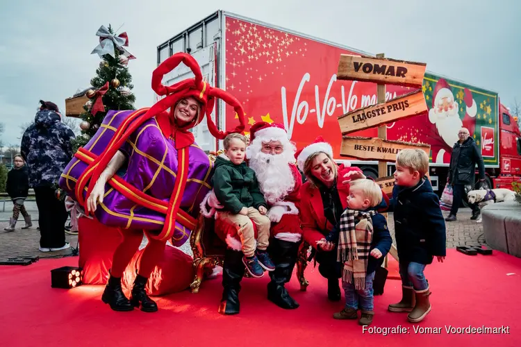 Groot feest bij Vomar Wormerveer met de Kersttruck vol gratis kerstpakketten en sneeuw