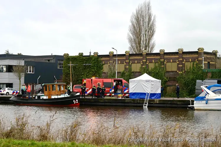 Twee overleden personen aangetroffen in water in Krommenie