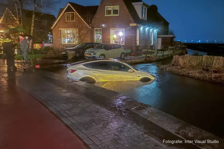 Taxichauffeur te water gereden in Oostzaan