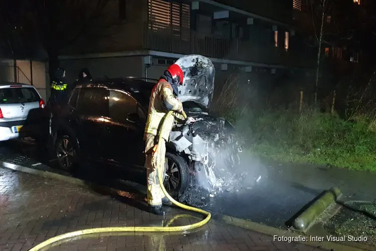 Auto in brand aan Martin Luther Kingweg in Zaandam