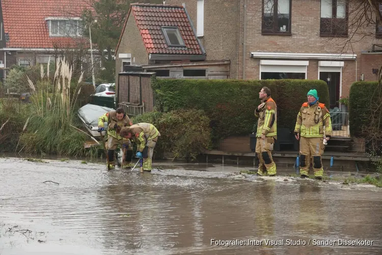 Waterleiding gesprongen in Zaandam: water spuit uit de grond