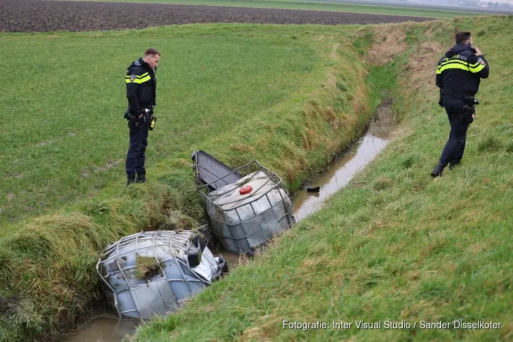 Vaten met gevaarlijke stoffen gevonden in sloot Assendelft