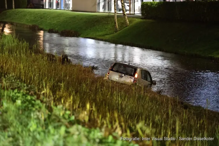 Auto te water in Oostzaan, jonge kinderen krijgen troostbeer