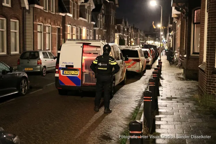 Politie in kogelwerende vesten aan de Ooievaarstraat in Zaandam