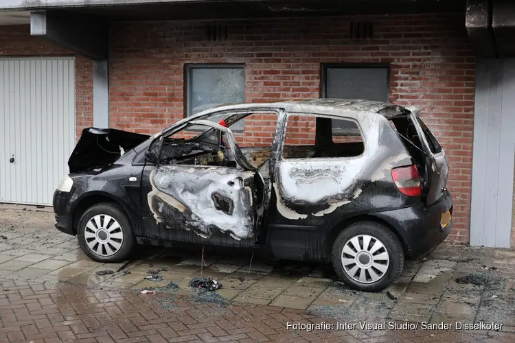 Autobrand onder flat in Zaandijk